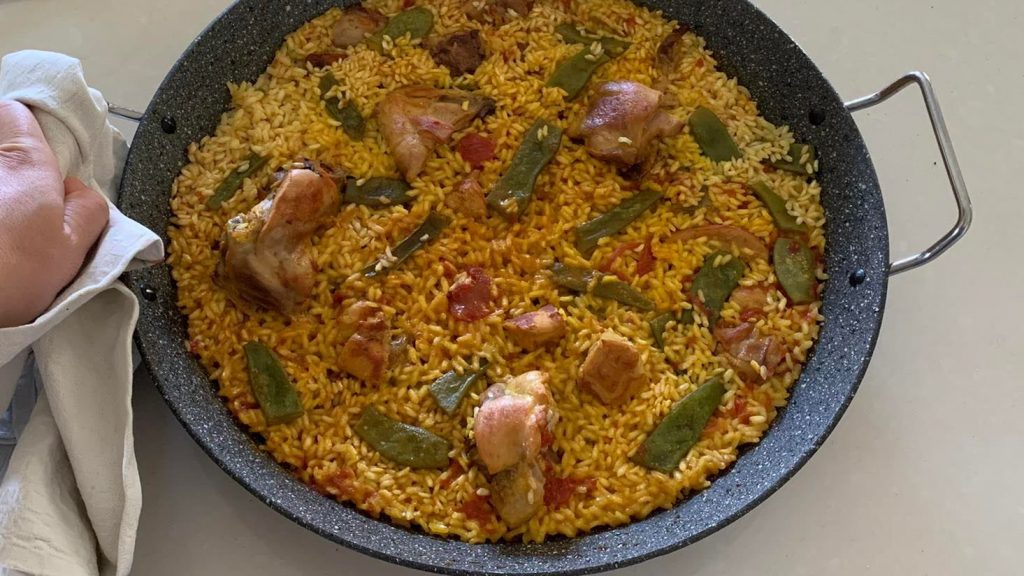 Paella valenciana la ricetta spagnola con carne, verdure e zafferano