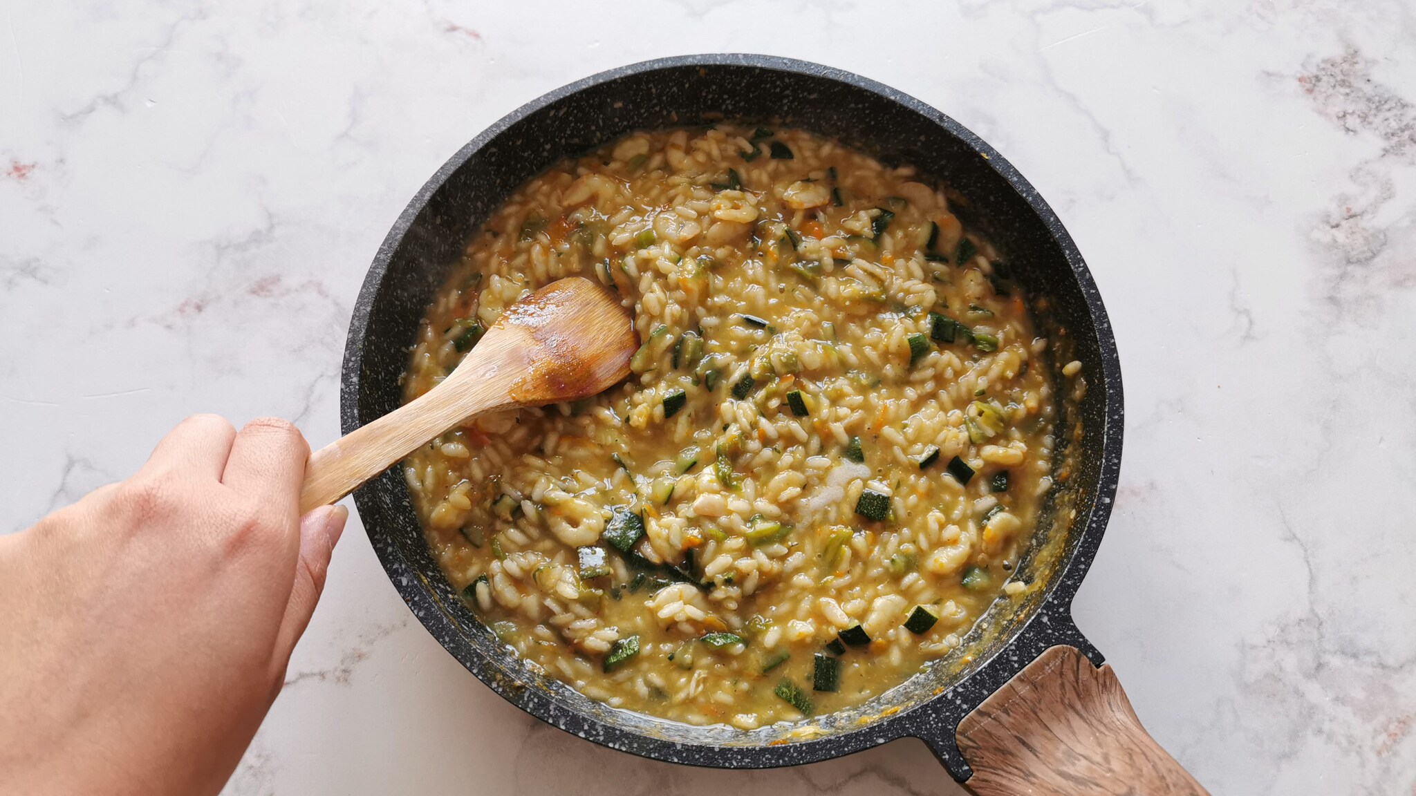 Risotto fiori di zucca e gamberetti la ricetta del primo piatto raffinato e saporito