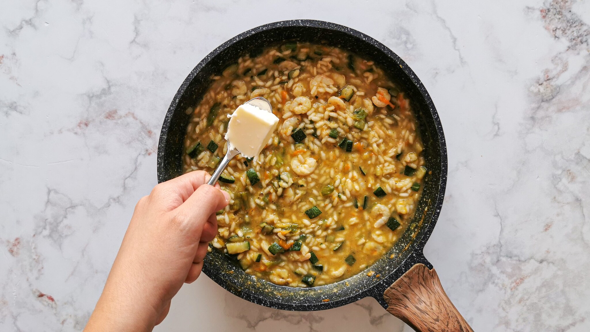 Risotto fiori di zucca e gamberetti la ricetta del primo piatto raffinato e saporito