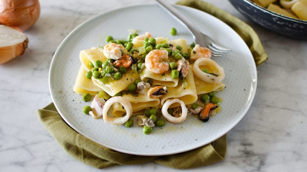 Genovese di mare la ricetta del primo di pesce con cipolle e piselli