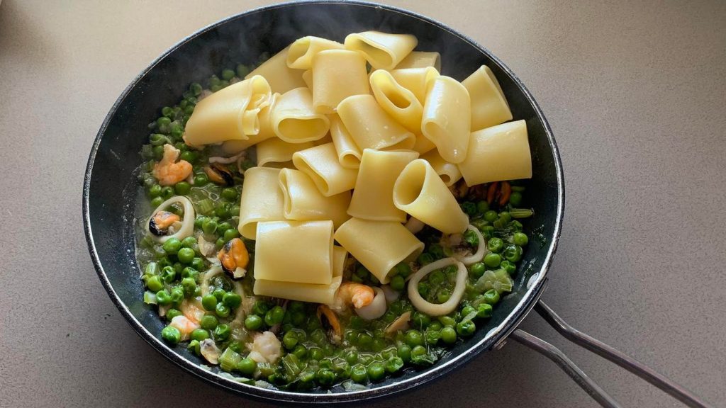 Genovese di mare la ricetta del primo di pesce con cipolle e piselli