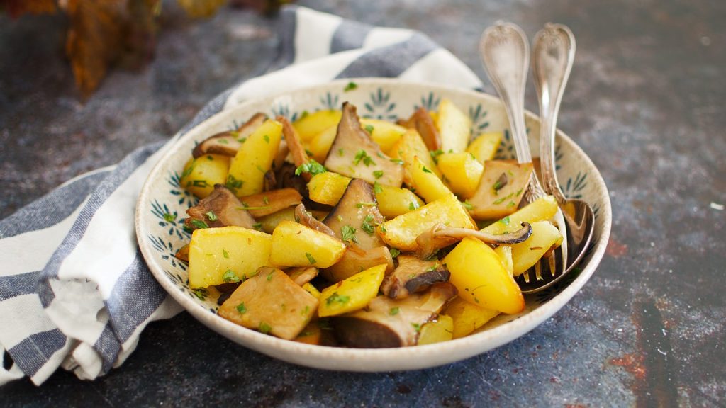 Patate e funghi in padella la ricetta del contorno autunnale rustico e saporito