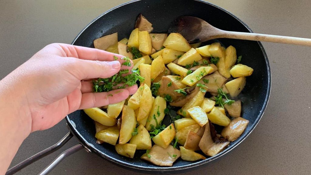 Patate e funghi in padella la ricetta del contorno autunnale rustico e saporito