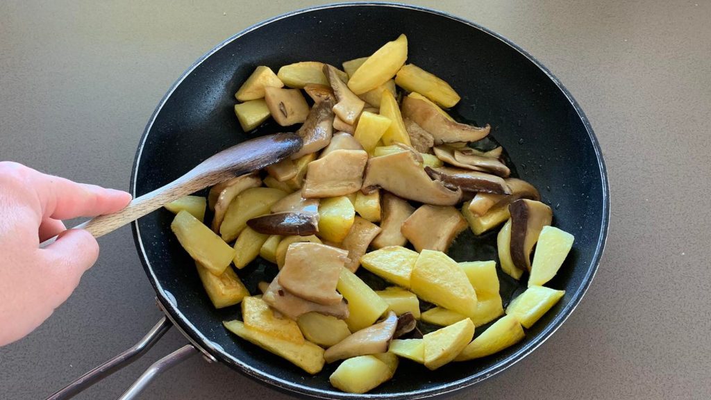 Patate e funghi in padella la ricetta del contorno autunnale rustico e saporito