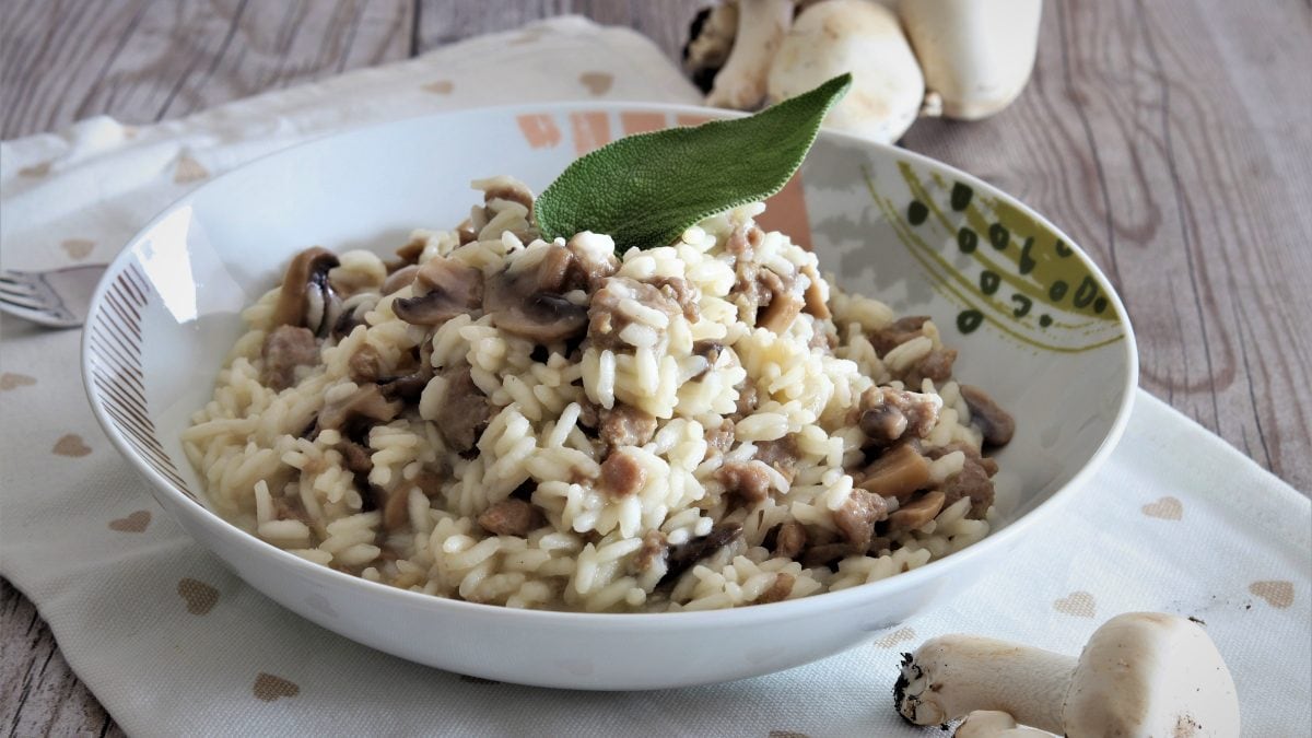 Risotto funghi e salsiccia la ricetta del primo autunnale dal profumo