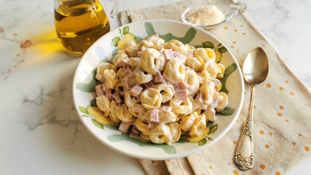 Tortellini panna e prosciutto la ricetta del primo piatto cremoso e