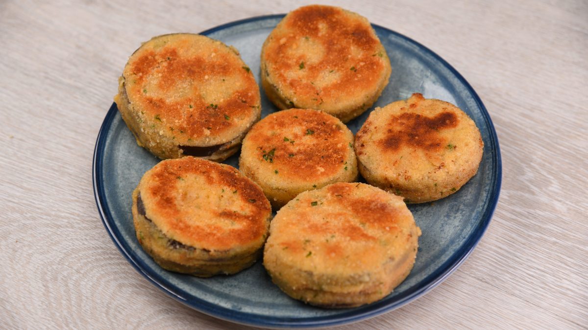 Medaglioni di cipolla ripieni di verdure la ricetta della pietanza