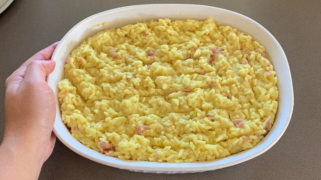 Timballo di riso allo zafferano la ricetta del primo filante con prosciutto e formaggio