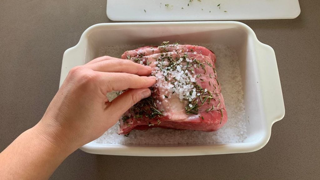 Roast beef al sale la ricetta del secondo in crosta di sale morbido e