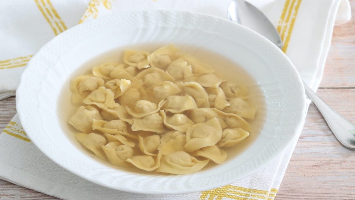 Cappelletti in brodo: la ricetta della pasta fresca ripiena ricca e gustosa