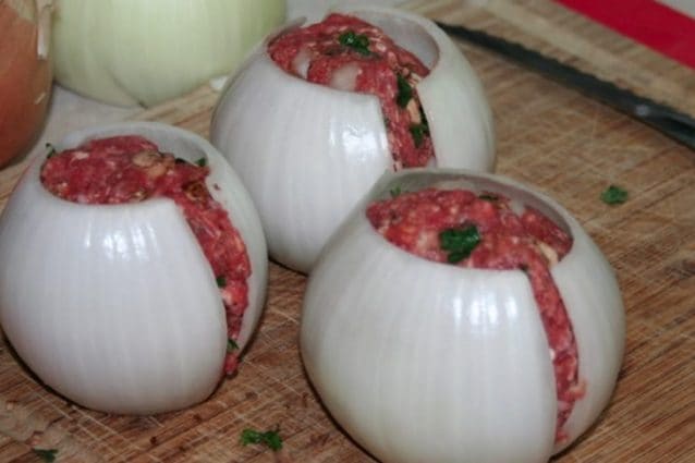 A meatloaf bomb inside the onions… But it’s not over yet! Credits: traegergrills.com