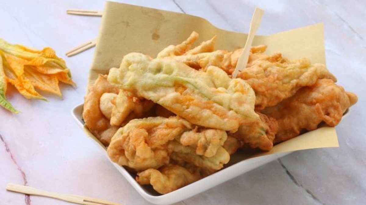 Zucchini flower fritters the recipe for a simple and irresistible summer appetizer