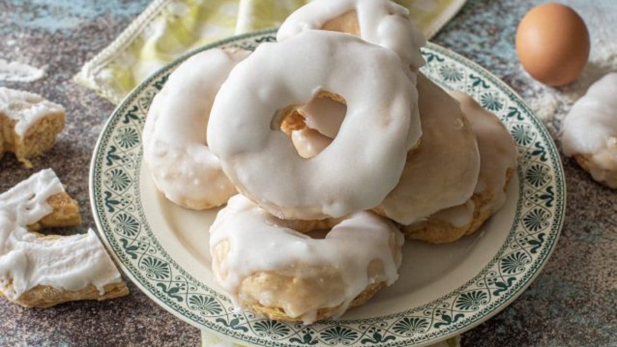 Sweet tarallos the recipe for typical glazed Italian biscuits