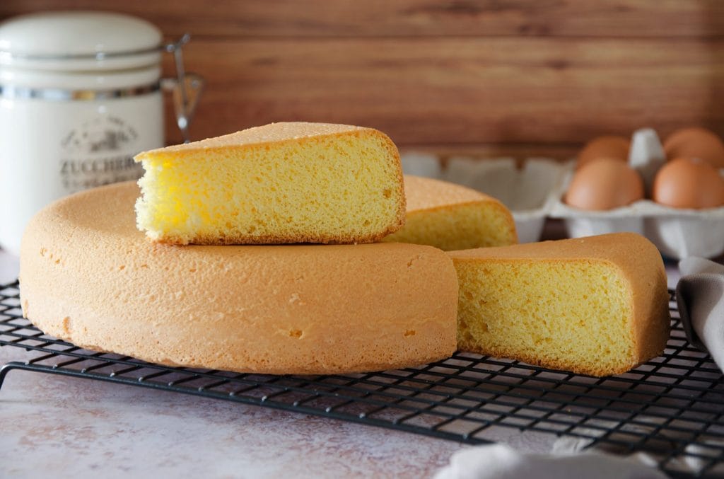 Here's The Ultimate Trick Pro Bakers Use To Cut Sponge Cake In Half