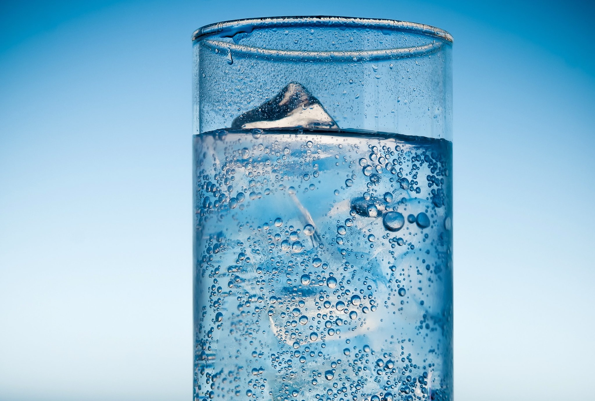 Sparkling water history, myths and the differences between mineral and carbonated