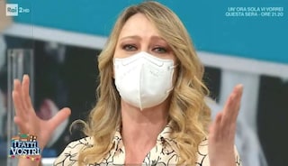 Contatto con un positivo Covid, Anna Falchi conduce I Fatti Vostri con la mascherina