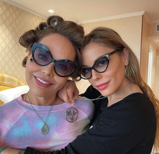 Ornella Muti e Naike Rivelli indossano gioielli con foglie di marijuana, l'attacco della politica