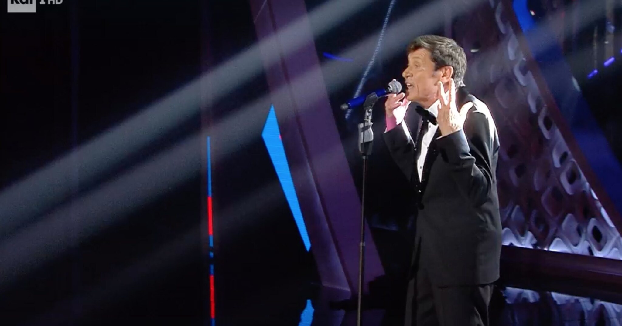 Gianni Morandi a Sanremo 2022 canta