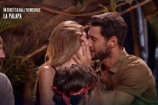 È nato il primo flirt all'Isola dei Famosi, Roger ed Estefania si baciano in diretta
