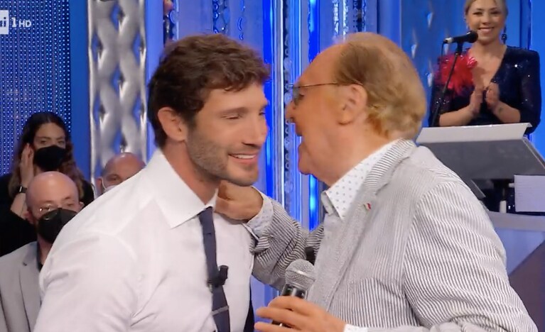 Il primo incontro tra Stefano De Martino e Renzo Arbore a Domenica In Show (Maggio 2022)