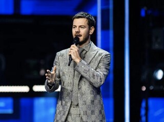 Alessandro Cattelan torna alla conduzione di X Factor a sorpresa, ma solo per pochi secondi