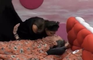 GF Vip, Sarah Altobello raggiunge Attilio Romita nel letto e lo bacia