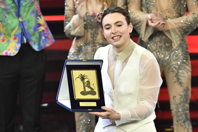 Foto Matteo Rasero/LaPresse 06 marzo 2021 Sanremo, Italia spettacolo Festival di Sanremo 2021, serata finale. Nella foto: Madame riceve il Premio Sergio Bardotti - miglior testo Photo Matteo Rasero/LaPresse March 06, 2021 Sanremo, Italy entertainment Sanremo music festival 2021, final evening. In the photo: Madame