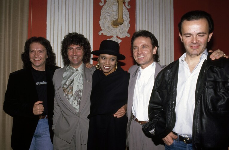 ©ravezzani/lapresse archivio storico spettacolo musica Sanremo febbraio 1990 Pooh nella foto: i Pooh, trionfatori a Sanremo, con Dee Dee Bridgewater