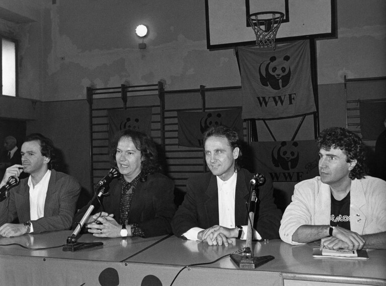 ©LaPresse Archivio storico Spettacolo Anni 80 Roby Facchinetti Nella foto: i Pooh: Roby Facchinetti, Red Canzian, Stefano d'Orazio e Dodi Battaglia durante una lezione di ecologia e musica.