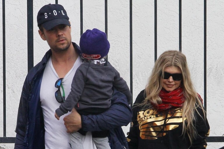 Josh Duhamel e Fergie con il figlio Axl a Brentwood. (LaPresse)
