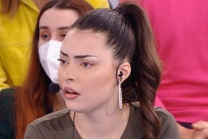 Valeria risponde a un fan su Instagram sulla tesi noce moscata: “Mai sniffato nulla in vita mia”