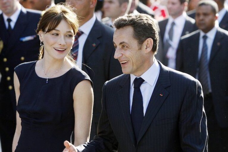 ©AP/Lapresse 28/04/2008 Tunisi Estero Nicolas Sarkozy in visita di stato in Tunisia nella foto: Nicolas Sarkozy, Carla Bruni French President Nicolas Sarkozy, right, and his wife Carla Bruni-Sarkozy attend a welcoming ceremony in Tunis's Bourguiba avenue, during a welcoming ceremony, Monday, April 28, 2008. Sarkozy started a three-day state visit to Tunisia. (AP Photo/Hassene Dridi)