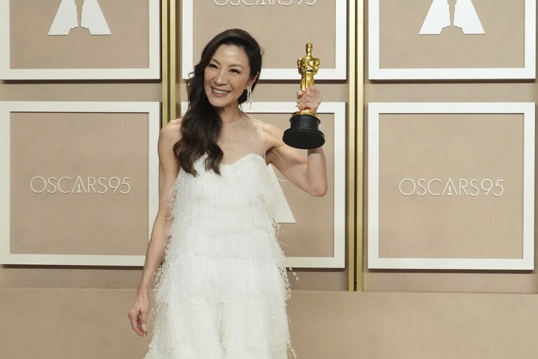 Michelle Yeoh migliore attrice per Everything Everywhere All at Once