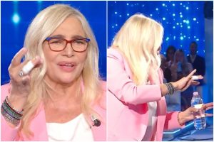 Perché la conduttrice ha il dito fasciato: l'incidente domestico prima della diretta