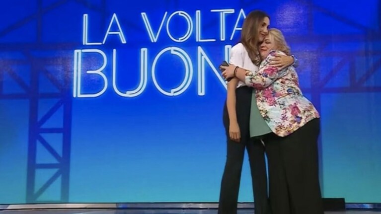L'abbraccio tra Rossella Erra e Caterina Balivo a "La volta buona"