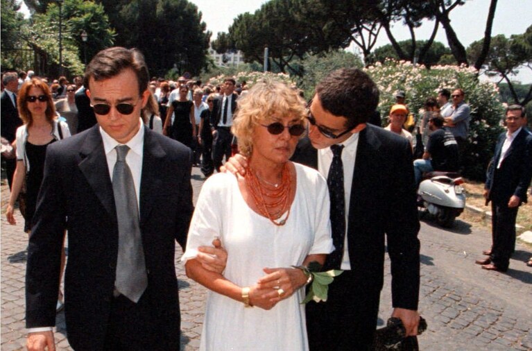 Diletta D'Andrea ai funerali di Vittorio Gassmann con i figli Emanuele e Jacopo.