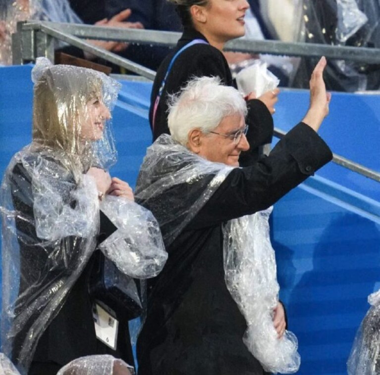 Mattarella sotto la pioggia battente di Parigi, durante la cerimonia di apertura dei giochi.