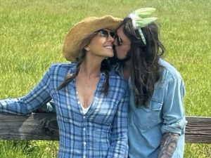 Elizabeth Hurley ritrova l&#8217;amore, il suo compagno è il padre di Miley Cyrus