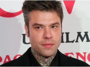 Fedez bacia una ragazza mora, il video del flirt in discoteca