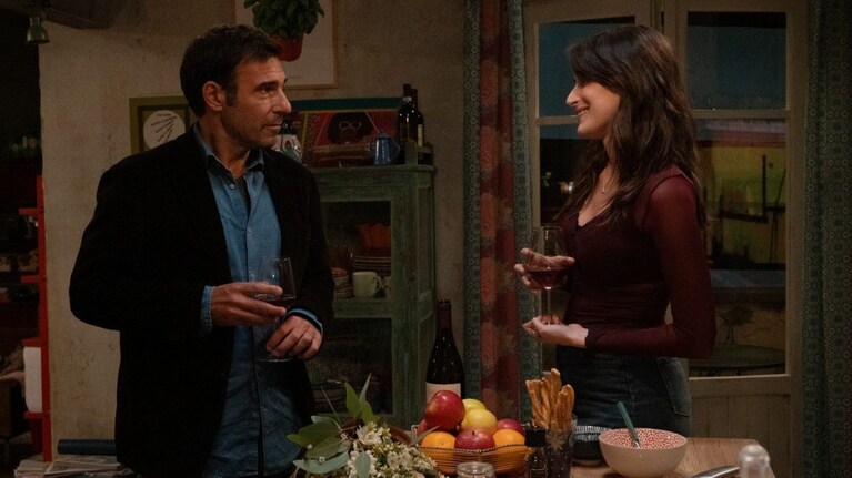 Una foto di scena di "Follemente": a sx, Edoardo Leo; a dx, Pilar Fogliati.