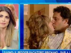 Flora Canto difende il marito Brignano: “Anche per lui fu faticoso baciare Lunetta Savino. A Belve uscita infelice”