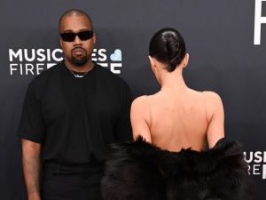 Bianca Censori in giro solo con un bikini di caramelle: &#8220;È Kanye West a vestirla così&#8221;, le foto sui giornali
