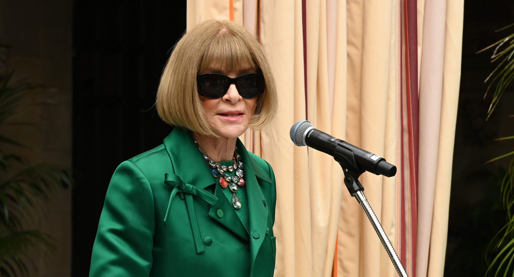 Anna Wintour lascia la direzione di Vogue: l'annuncio durante una riunione con il suo staff