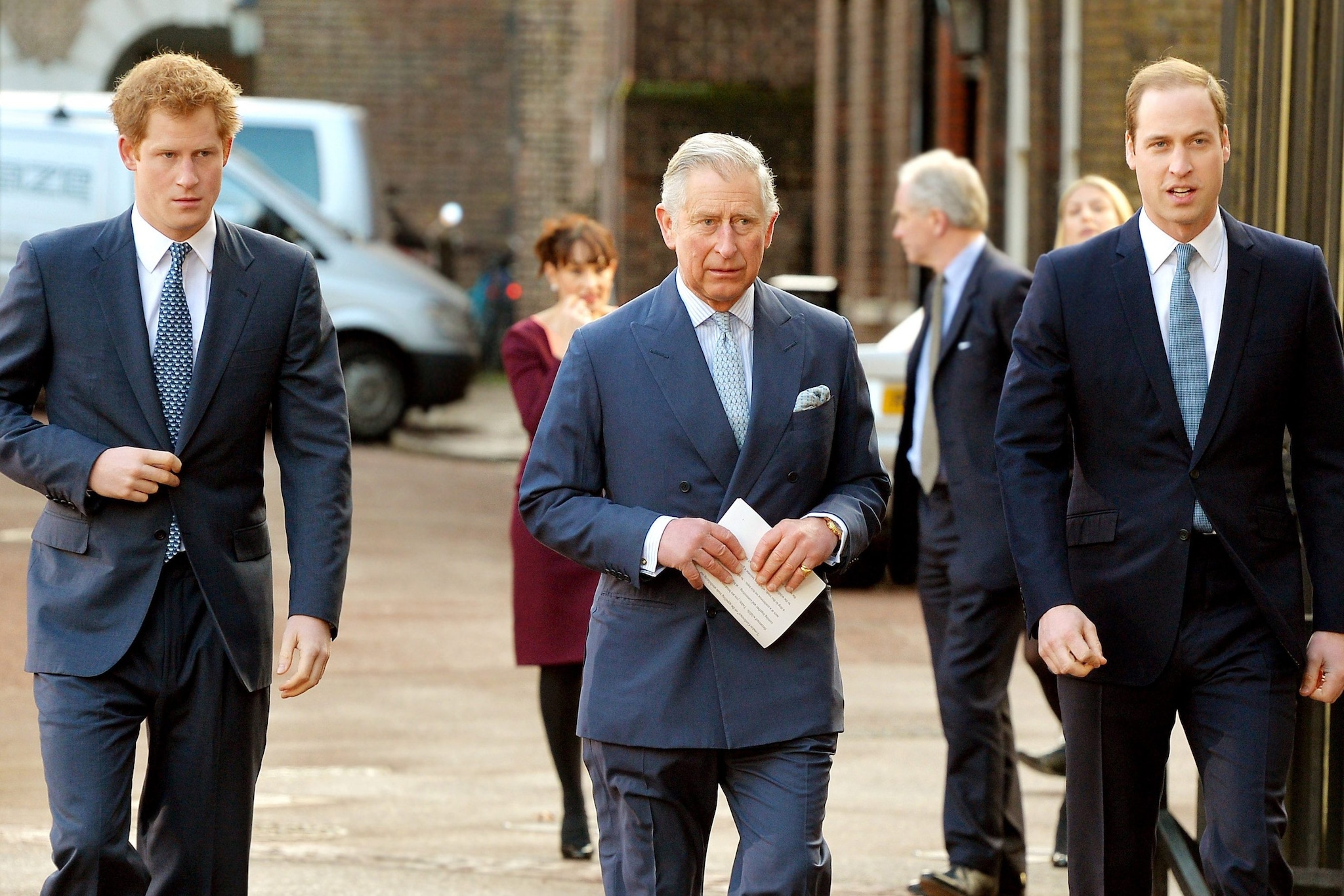 Re Carlo per il suo funerale vorrebbe i figli Harry e William insieme nonostante le tensioni