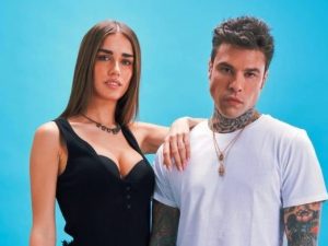 Fedez e Clara, un amico conferma la versione della cantante sul bacio: &#8220;Quella sera c&#8217;erano 16 paparazzi&#8221;