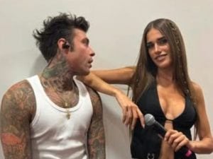 Fedez e Clara insieme, parla il fotografo del bacio: &#8220;Erano appiccicati, sembrava volessero solo quello&#8221;