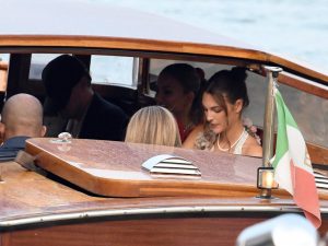 Vittoria Ceretti e Leonardo DiCaprio non si nascondono in Italia, le foto della coppia al matrimonio di Jeff Bezos