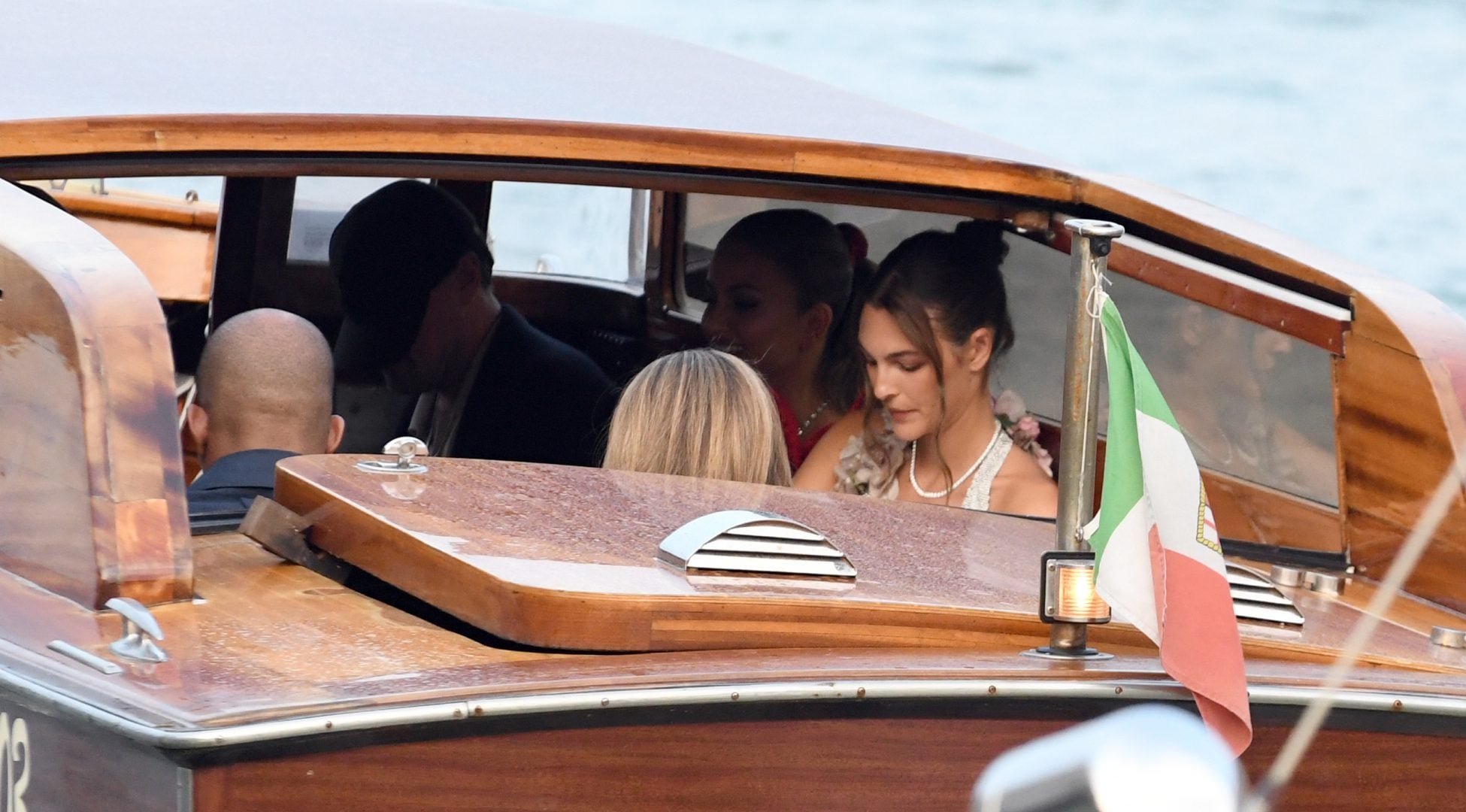 Vittoria Ceretti e Leonardo DiCaprio non si nascondono in Italia, le foto della coppia al matrimonio di Jeff Bezos