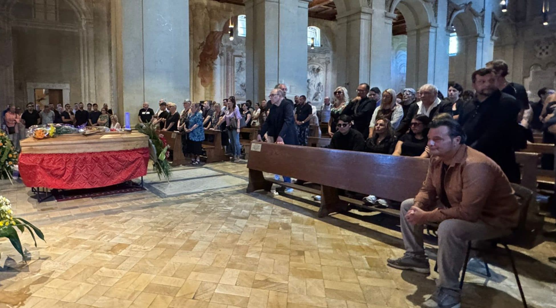 L’amico di Alvaro Vitali: “La moglie Stefania in prima fila ai funerali col nuovo compagno, mi ha fatto male”