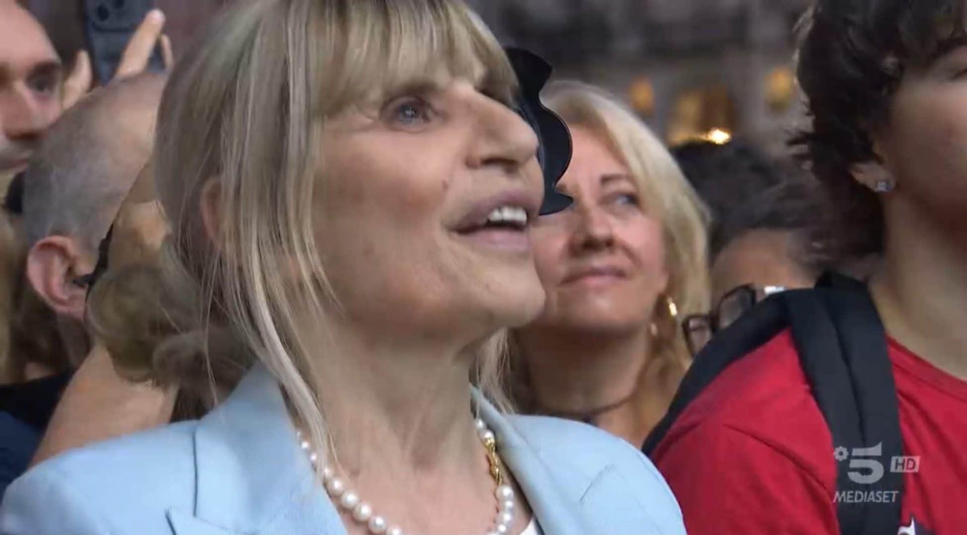 Gemma Galgani balla in prima fila a Torino is fantastic, la dama di Uomini e Donne scatenata di fronte a Tananai